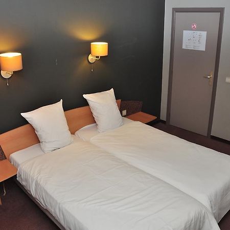 Afrit 28 Hotel Heusden-Zolder Szoba fotó