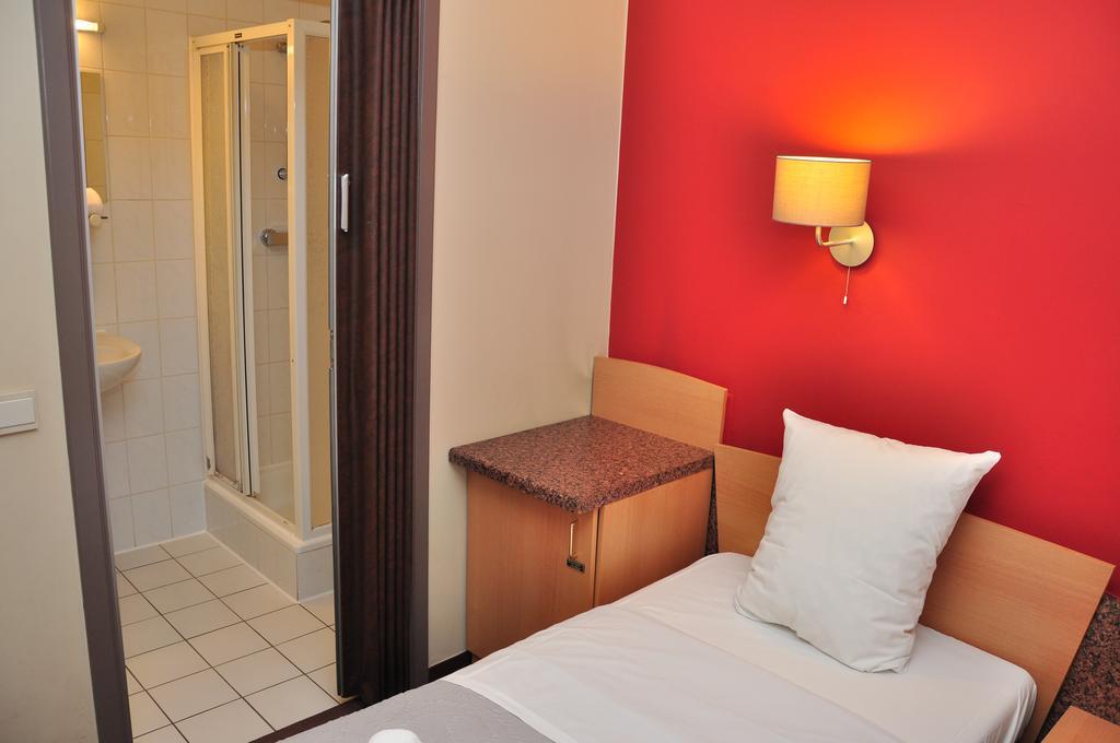 Afrit 28 Hotel Heusden-Zolder Szoba fotó