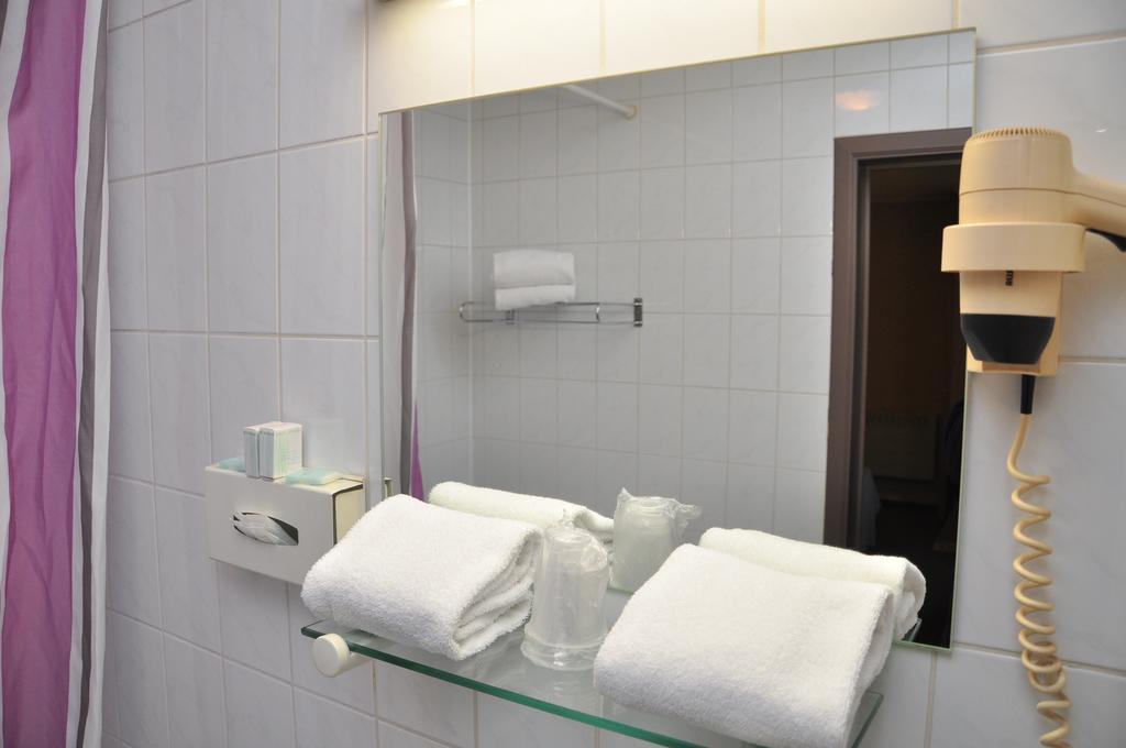Afrit 28 Hotel Heusden-Zolder Szoba fotó