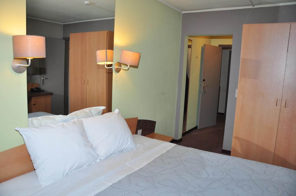 Afrit 28 Hotel Heusden-Zolder Szoba fotó