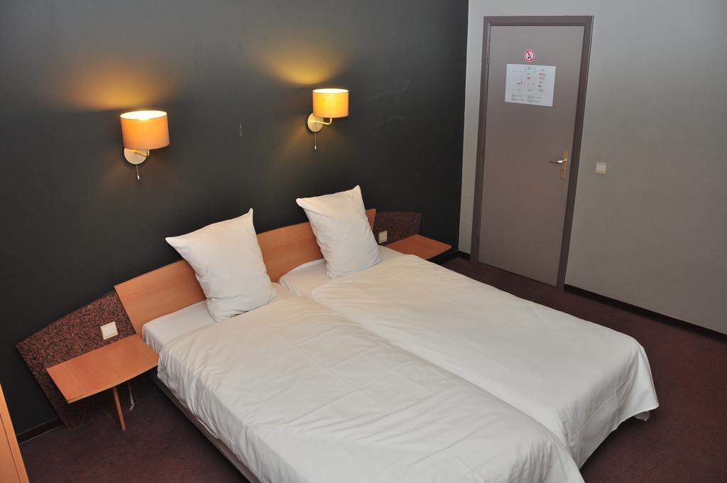 Afrit 28 Hotel Heusden-Zolder Szoba fotó