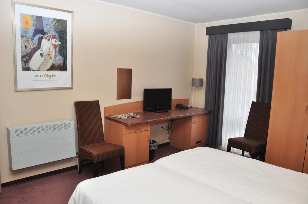 Afrit 28 Hotel Heusden-Zolder Szoba fotó